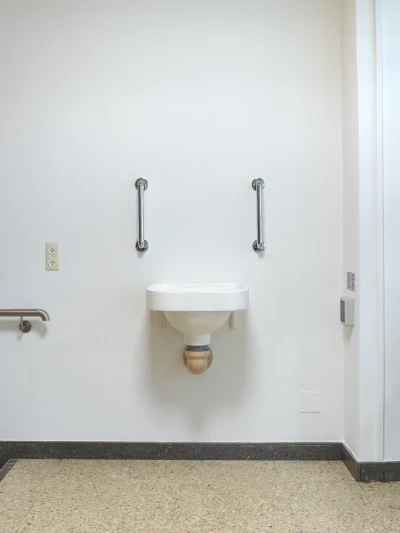 Speibecken, 2019, 
diverse Materialien, 
150x50x46cm, 
Courtesy: Kunstpalast Düsseldorf