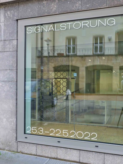 Bradley 
Davies - Signal-
störung (Ausstellung)
