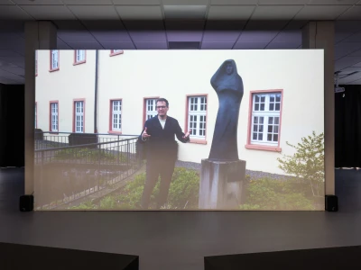 Thomas Geiger, 
Bust Talk-Die Ausschauende, 
Video performance, 22:41 min, 
2023. Kamera: Johannes Schropp