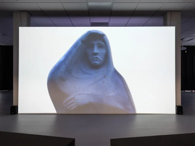 Thomas Geiger, 
Bust Talk-Die Ausschauende, 
Video performance, 22:41 min, 
2023. Kamera: Johannes Schropp