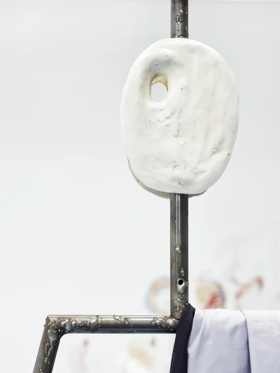 Detail: Jasmin,
Bearbeiteter Stahl, Musselin- und 
Outdoorstoff, Keramik, 190×72×25 cm, 2021
Foto: Simon Vogel