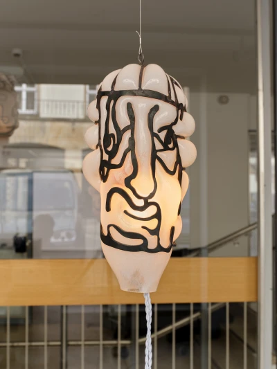 Der Paravent
ist ein 
Objekt 
des Dazwischen - David Douard
Georgina Hill
Kasia Fudakowski (Ausstellung)