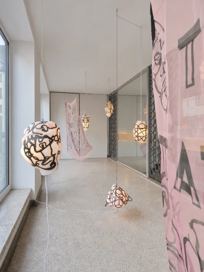 Der Paravent
ist ein 
Objekt 
des Dazwischen - David Douard
Georgina Hill
Kasia Fudakowski (Ausstellung)
