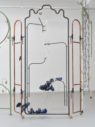 Der Paravent
ist ein 
Objekt 
des Dazwischen - David Douard
Georgina Hill
Kasia Fudakowski (Ausstellung)