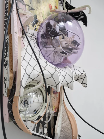 Der Paravent
ist ein 
Objekt 
des Dazwischen - David Douard
Georgina Hill
Kasia Fudakowski (Ausstellung)