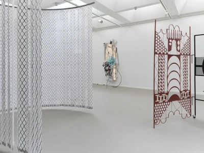 Der Paravent
ist ein 
Objekt 
des Dazwischen - David Douard
Georgina Hill
Kasia Fudakowski (Ausstellung)