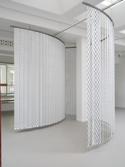 Der Paravent
ist ein 
Objekt 
des Dazwischen - David Douard
Georgina Hill
Kasia Fudakowski (Ausstellung)