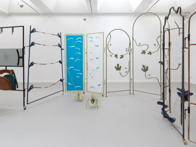 Der Paravent
ist ein 
Objekt 
des Dazwischen - David Douard
Georgina Hill
Kasia Fudakowski (Ausstellung)