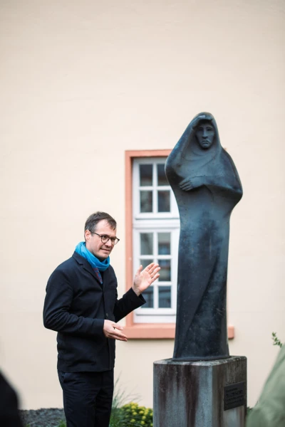 Thomas 
Geiger - Bust Talk (Performance)