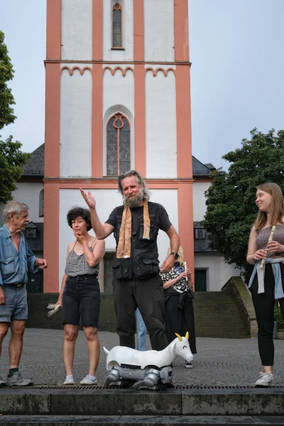 Tintin 
Patrone - Ziegen-
wanderung (Performance)