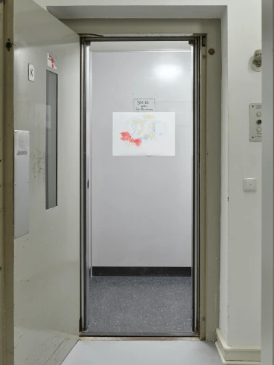 Adem Yildirmaz, 
im Aufzug, 
Print, 2024