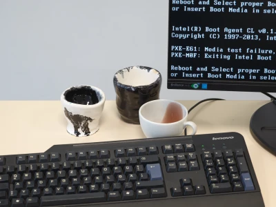 Emilia Kernich, Kaffeetassen, 
Keramiktassen, Epoxidharz, Maße variable, 2023

Vanessa Mazzei, Tontassen,
Ton, Maße variabel, 2024
